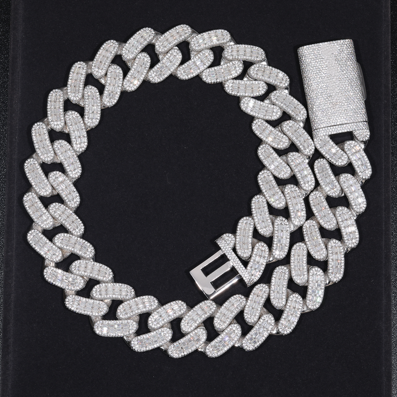 BRACELET À MAILLES CUBINES TAILLÉES EN ARGENT MASSIF