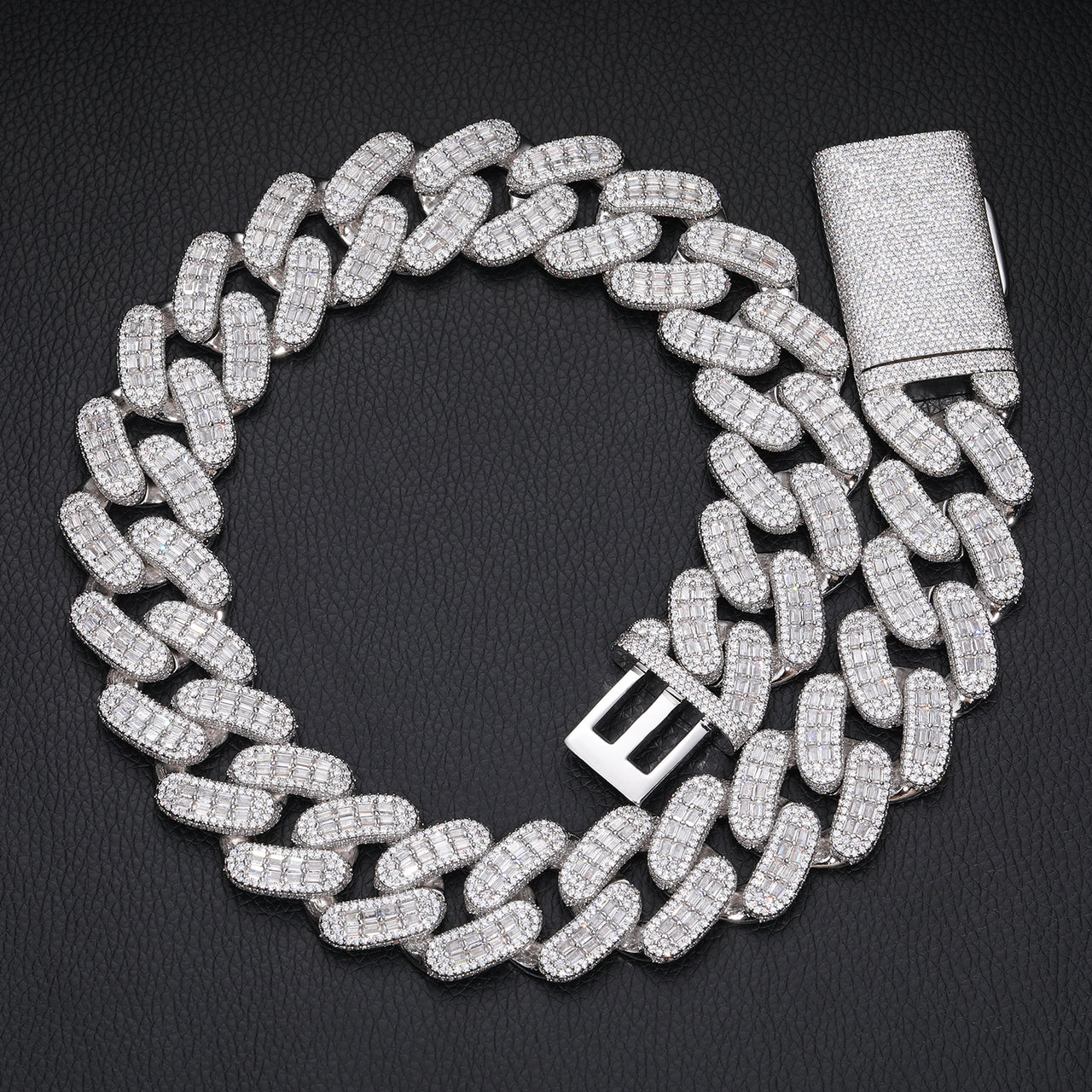 Collier ou bracelet en argent sterling, serti de moissanite baguette de 28 mm et à maillons cubains.