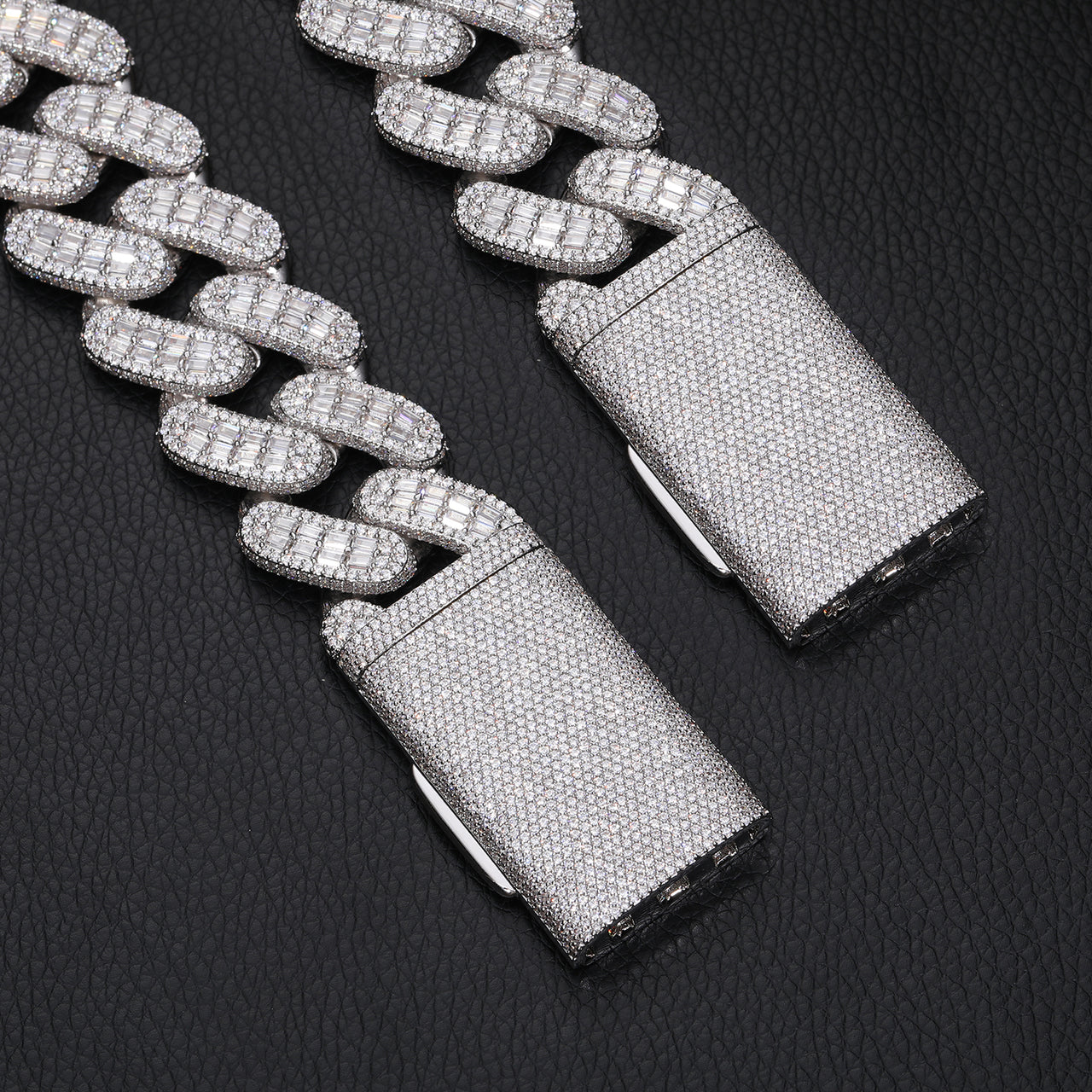 Collier ou bracelet en argent sterling, serti de moissanite baguette de 28 mm et à maillons cubains.