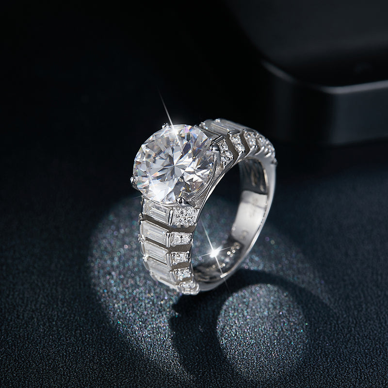 IE00219 5CT ROUND-BAGUETTE MOISSANITE DIAMOND RING IN STERLING SILVER