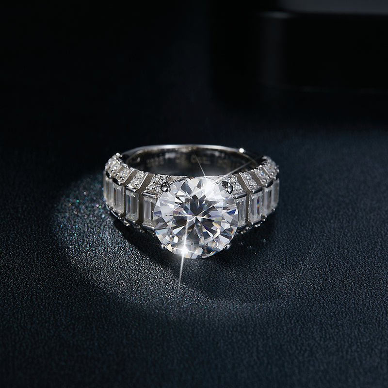 IE00219 5CT ROUND-BAGUETTE MOISSANITE DIAMOND RING IN STERLING SILVER