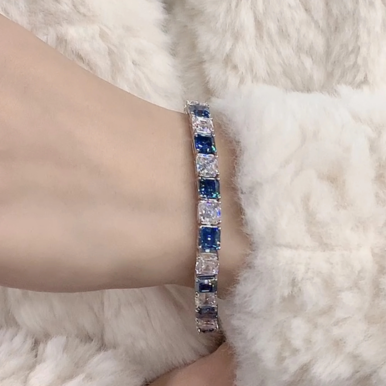 Ohrring mit keltischem Knoten aus Sterlingsilber