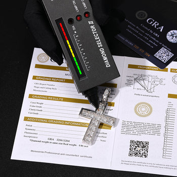 Pendentif croix serti de moissanite et d'argent sterling