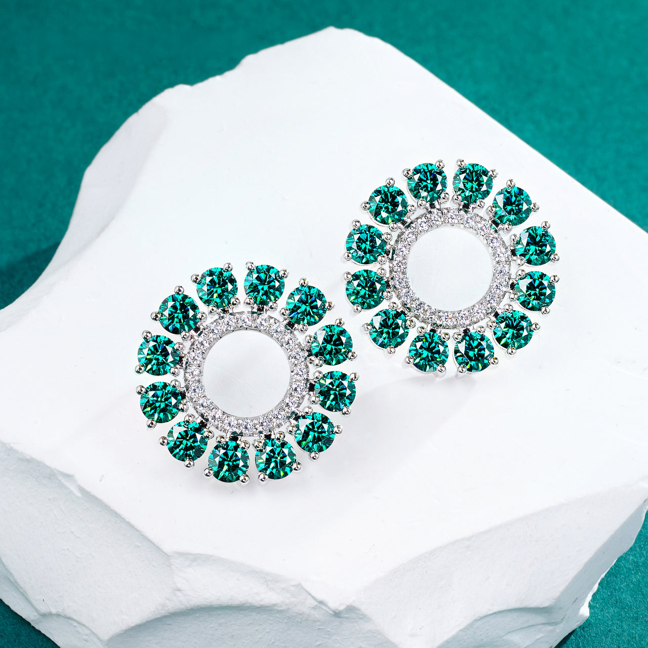 Boucles d'oreilles en moissanite verte plaquées or blanc 18 carats et argent sterling