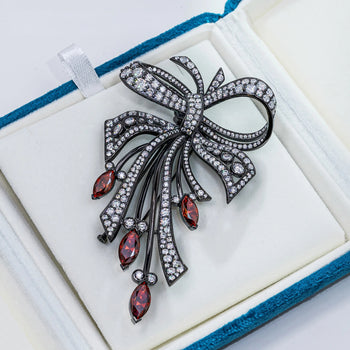18K WHITE GOLD PLATED MOISSANITE CRIMSON ELEGANCE BOW BROOCH IN STERLING SILVER