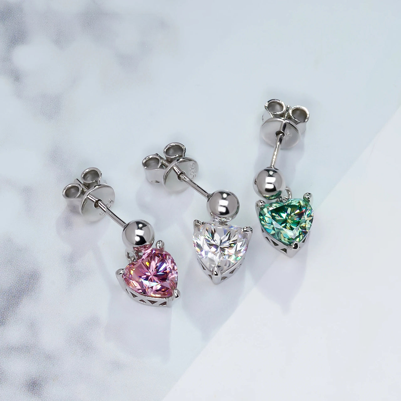 Boucles d'oreilles en argent sterling plaqué or blanc 18 carats avec moissanite taille cœur 