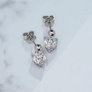 Boucles d'oreilles en argent sterling plaqué or blanc 18 carats avec moissanite taille cœur 