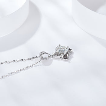 Collier pendentif en mossanite en forme de trèfle à quatre feuilles de 1 carat, monté sur argent sterling