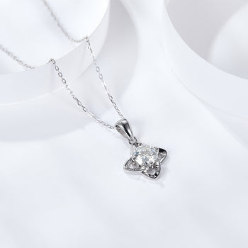 Collier pendentif en mossanite en forme de trèfle à quatre feuilles de 1 carat, monté sur argent sterling