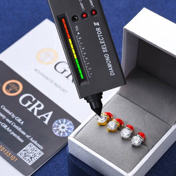 Boucles d'oreilles puces en forme de bonnet de Père Noël avec moissanite 1 carat et argent sterling