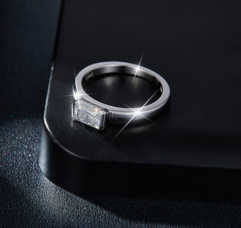 IE00206 1CT RADIANT CUT MOISSANITE RING IN STERLING SILVER