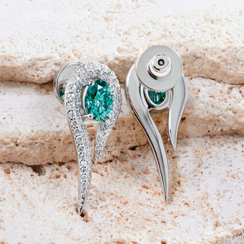 Boucles d'oreilles en maoissanite de 2,8 carats, serties d'émeraudes et montées sur argent sterling. 