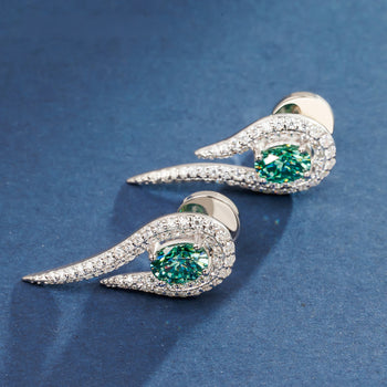 Boucles d'oreilles en maoissanite de 2,8 carats, serties d'émeraudes et montées sur argent sterling. 