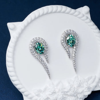 Boucles d'oreilles en maoissanite de 2,8 carats, serties d'émeraudes et montées sur argent sterling. 