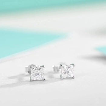 Boucles d'oreilles puces en moissanite taille princesse et argent sterling
