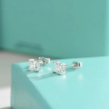 Boucles d'oreilles puces en moissanite taille princesse et argent sterling