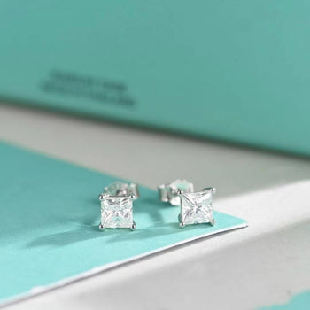 Boucles d'oreilles puces en moissanite taille princesse et argent sterling