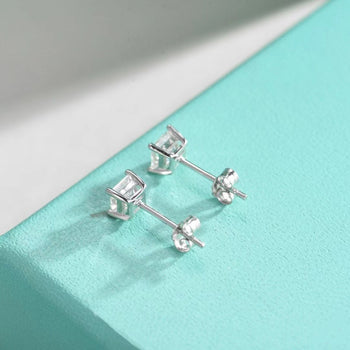 Boucles d'oreilles puces en moissanite taille princesse et argent sterling