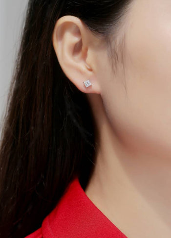 Boucles d'oreilles puces en moissanite taille princesse et argent sterling