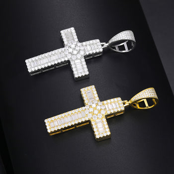 Pendentif croix en moissanite baguette et diamants, en argent sterling