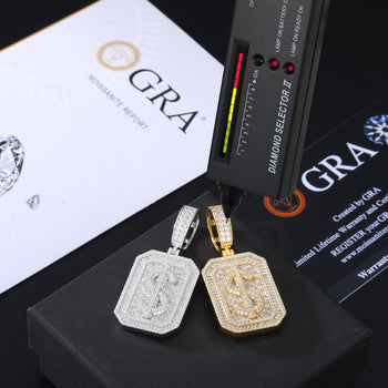 Anhänger in Form eines Dollarzeichens aus Baguette-Moissanit in Sterlingsilber 