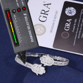 Baguette-Moissanit-Hamsa-Armreif aus Sterlingsilber