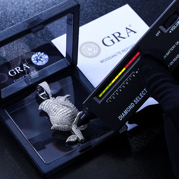 Anhänger in Form einer Rose aus Baguette-Moissanit in Sterlingsilber