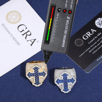 Bague croix en moissanite Baguette Oppulence en argent sterling