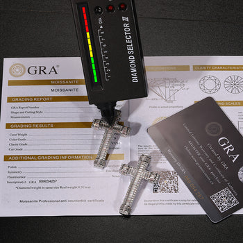 Baguetteförmiger Moissanit-Kreuzanhänger aus Sterlingsilber