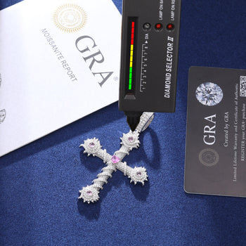 Pendentif en forme de croix, orné de moissanite et de zirconiums cubiques roses, monté sur argent sterling.