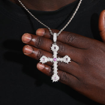 Pendentif en forme de croix, orné de moissanite et de zirconiums cubiques roses, monté sur argent sterling.