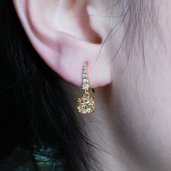 Ohrringe mit grünem Moissanit im Weihnachtsbaumschliff (2 Karat) in massivem Weißgold 