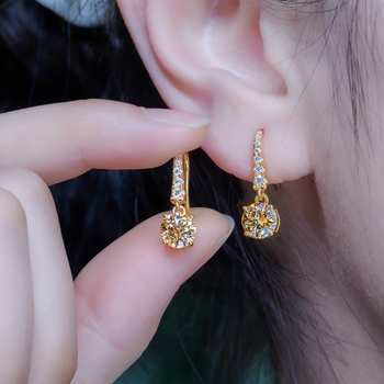 Ohrringe mit grünem Moissanit im Weihnachtsbaumschliff (2 Karat) in massivem Weißgold 