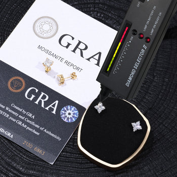 Boucles d'oreilles puces florales en moissanite et argent sterling 