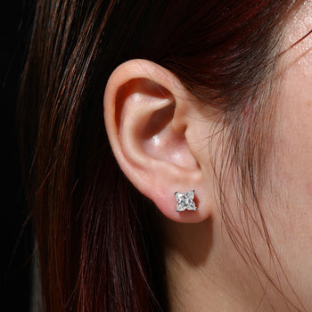 Boucles d'oreilles puces florales en moissanite et argent sterling 