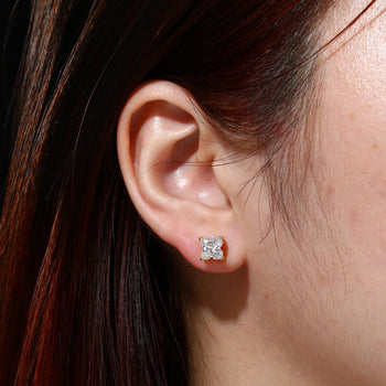 Boucles d'oreilles puces florales en moissanite et argent sterling 