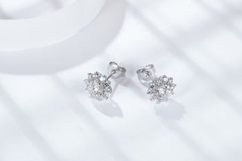 Boucles d'oreilles puces en forme de fleur, serties de diamants moissanite de 0,5 carat et montées sur argent sterling
