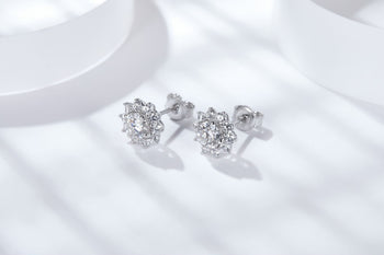 Boucles d'oreilles puces en forme de fleur, serties de diamants moissanite de 0,5 carat et montées sur argent sterling