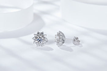 Boucles d'oreilles puces en forme de fleur, serties de diamants moissanite de 0,5 carat et montées sur argent sterling