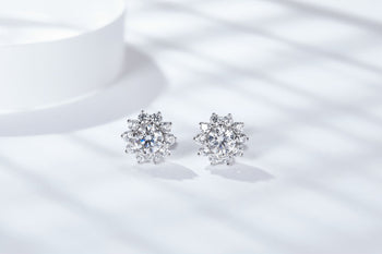Boucles d'oreilles puces en forme de fleur, serties de diamants moissanite de 0,5 carat et montées sur argent sterling