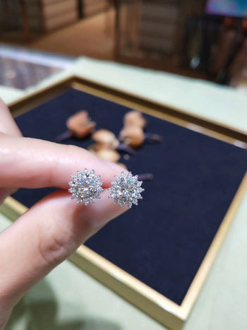 Boucles d'oreilles puces en forme de fleur, serties de diamants moissanite de 0,5 carat et montées sur argent sterling