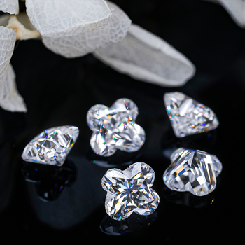 DIAMANT EN LIBRE DE MOISSANITE TRUPE À QUATRE FEUILLES