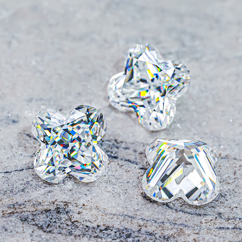 DIAMANT EN LIBRE DE MOISSANITE TRUPE À QUATRE FEUILLES