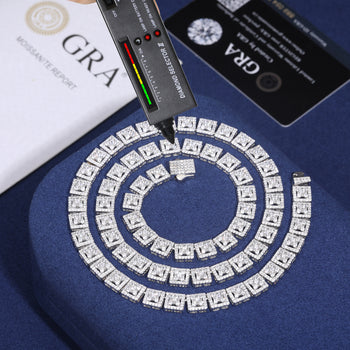 Collier/bracelet en argent sterling orné d'une chaîne à maillons carrés en moissanite à motif trèfle à quatre feuilles