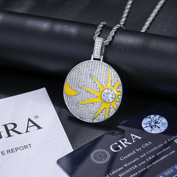 Pendentif en argent sterling avec pièce de monnaie soleil et lune en moissanite phosphorescente