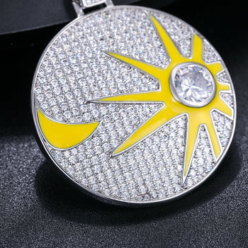 Pendentif en argent sterling avec pièce de monnaie soleil et lune en moissanite phosphorescente