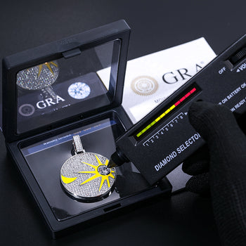 Pendentif en argent sterling avec pièce de monnaie soleil et lune en moissanite phosphorescente