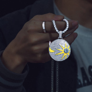 Pendentif en argent sterling avec pièce de monnaie soleil et lune en moissanite phosphorescente
