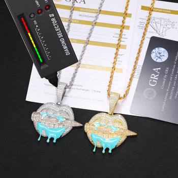 MOISSANIT-ANHÄNGER IN LIPPENFORM, DER IM DUNKELN LEUCHTET, AUS STERLINGSILBER