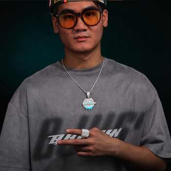 MOISSANIT-ANHÄNGER IN LIPPENFORM, DER IM DUNKELN LEUCHTET, AUS STERLINGSILBER